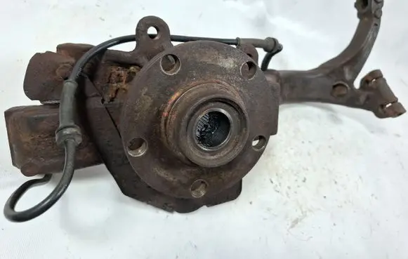 Volkswagen PASSAT B5 Front wheel hub spindle knuckle 8D0407258