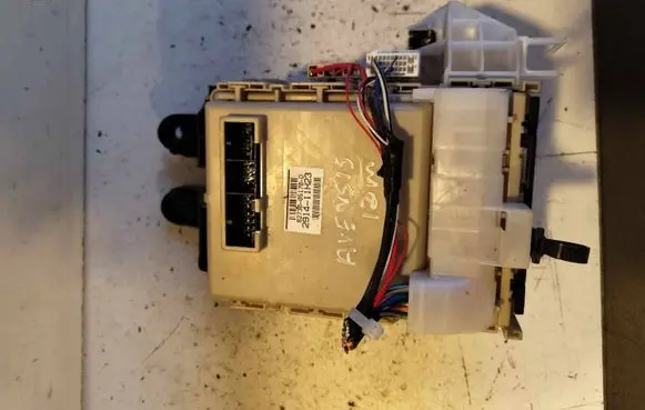 Toyota Avensis T270 Fuse module 8273005170 291411H23