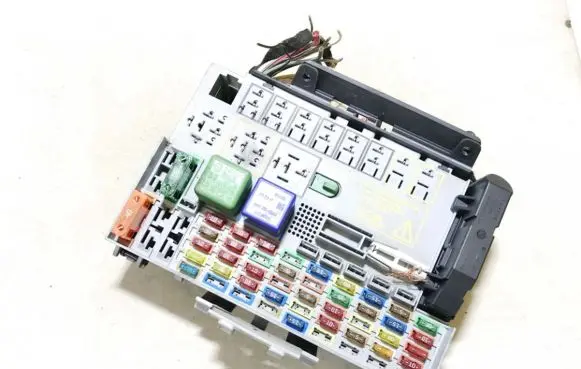 Opel Zafira A Fuse box set 24412497