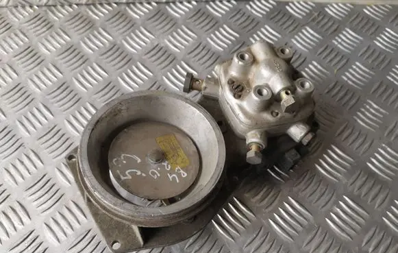 Audi 80 90 B3 Fuel distributor 0438121011 026133353 0438101005