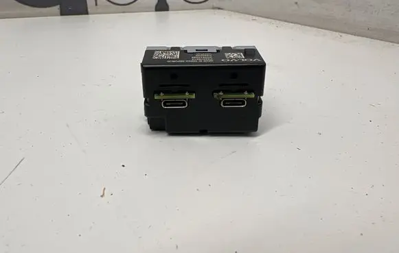 Volvo C40 USB socket connector 32375814