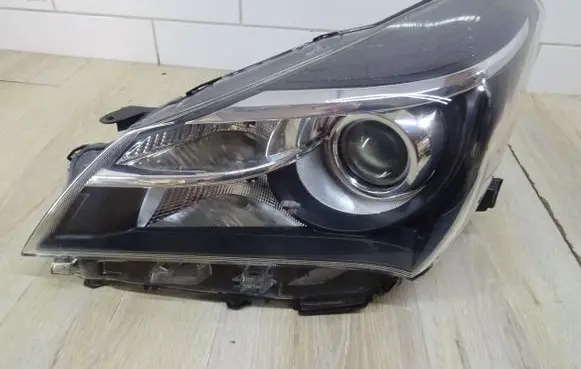 Toyota Yaris Headlight/headlamp 3LIFT