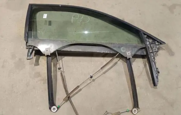 Audi A3 S3 8P Front door window/glass frame 