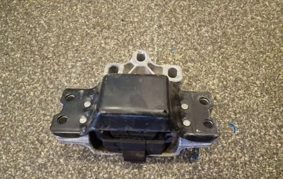 Volkswagen PASSAT CC Engine mount bracket