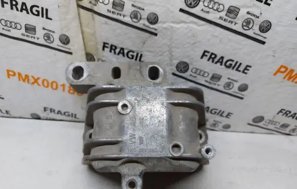 Volkswagen PASSAT B6 Engine mount bracket 1K0199262