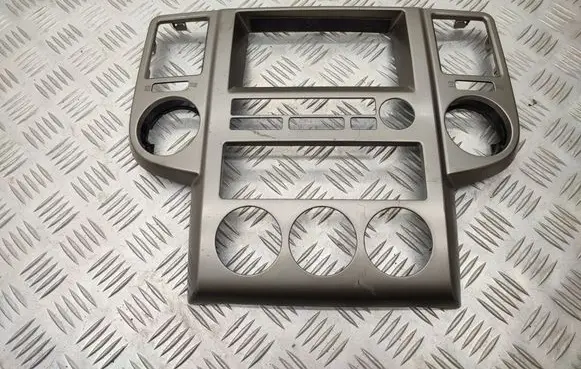 Nissan X-Trail T30 Radio/GPS head unit trim 68260EQ000