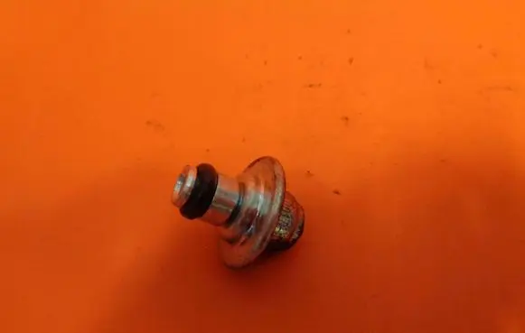 Peugeot 107 Fuel pressure regulator 