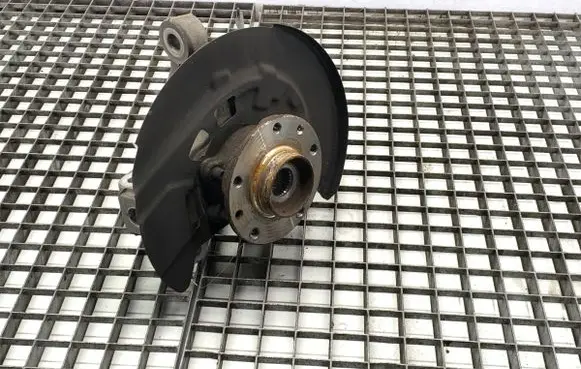 Nissan Qashqai J12 Front wheel hub spindle knuckle 