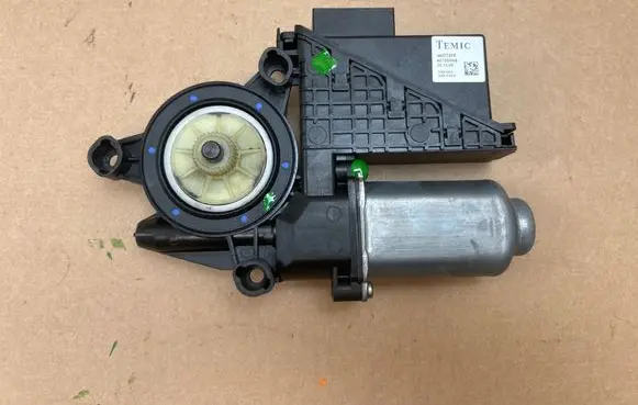 Volkswagen Polo IV 9N3 Front door window regulator motor 6Y2959801