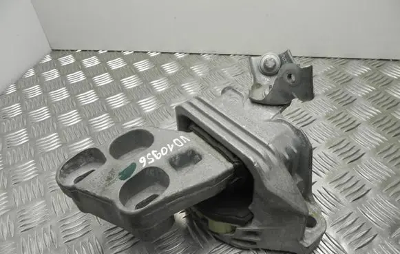 Mercedes-Benz CLA C117 X117 W117 Engine mount bracket A2462400617 VD10956