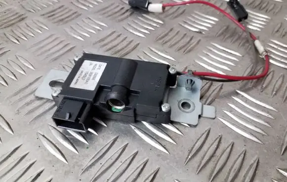 Chrysler 300 - 300C Aerial antenna amplifier 05081032AG