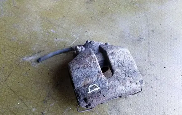 Volkswagen PASSAT B6 Front brake caliper