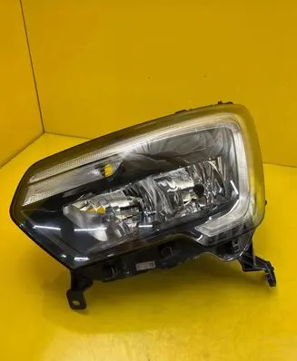 Renault Master IV Headlight/headlamp 260607867R
