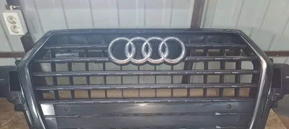 Audi Q7 4M Front bumper upper radiator grill 4M0807233C