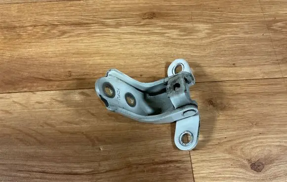 Hyundai i30 Front door upper hinge 
