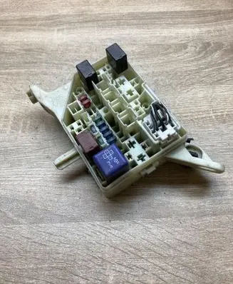 Toyota RAV 4 (XA10) Fuse module 9098702012 9098704004