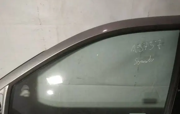 KIA Sorento Front door window glass four-door as2