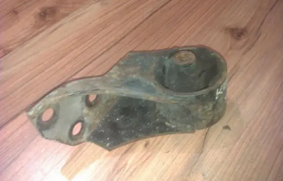 KIA Shuma Engine mount bracket