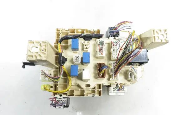 Suzuki Swift I Central body control module 3677072KB1