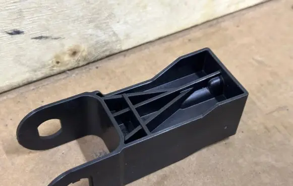 Porsche Cayenne (92A) Radiator mount bracket 7P0121079B