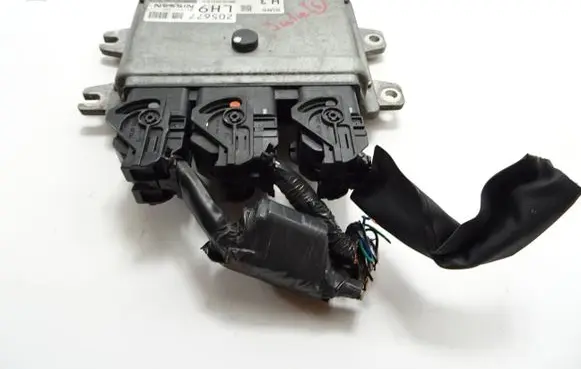 Nissan Juke I F15 Engine control unit/module MEC940390 205677 BEM330400