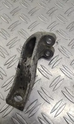 Volkswagen PASSAT B8 Engine mounting bracket 04E199207J