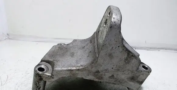 KIA Sorento Engine mounting bracket 218153E550