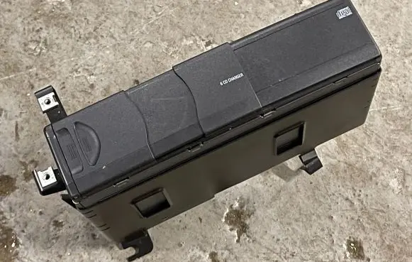 BMW X3 E83 CD/DVD changer 6913388 2004APJULY 020258