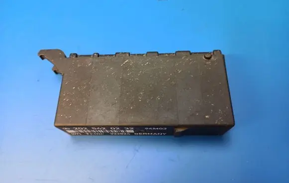 Mercedes-Benz C W202 Light module LCM 2025420232 332824