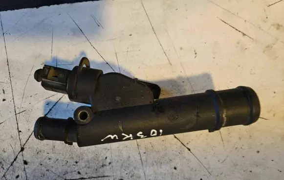 Volkswagen PASSAT B6 Engine coolant pipe/hose 038121132G