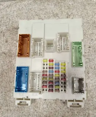 Ford Kuga II Fuse module 010012 000084 30S517605E15