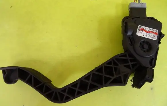 Accelerator throttle pedal