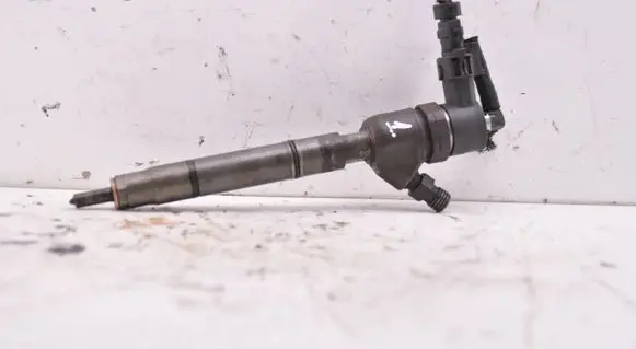 Hyundai i30 Fuel injector 338002A400