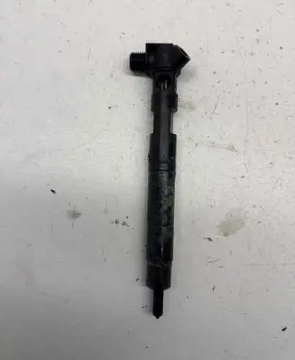 Mercedes-Benz E W212 Fuel injector A6510702887 28348370