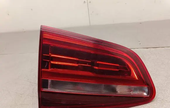 Tailgate rear/tail lights