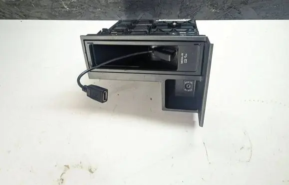 Volkswagen Touran II USB socket connector 5N0035341D 10000030