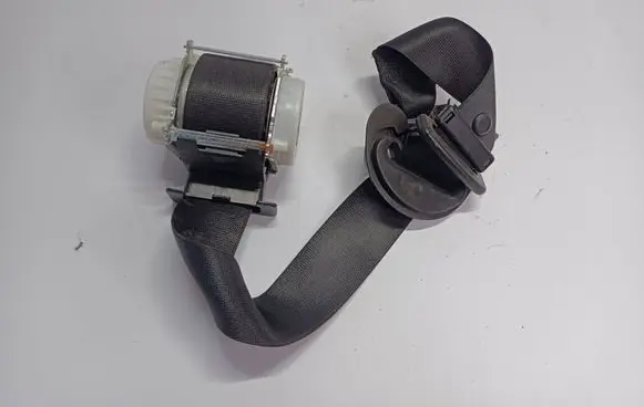 BMW 1 E81 E87 Front seatbelt 33059848 0809092005