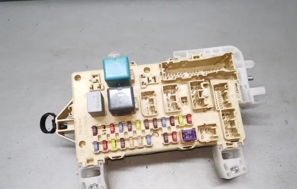 Toyota Corolla Verso AR10 Fuse module 892210F010