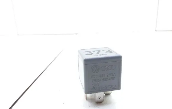 Volkswagen PASSAT B5 Hazard warning light relay V23134B52X301 8D0951253A