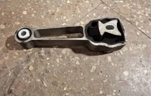 Volvo S60 Engine mount bracket