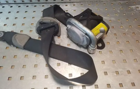 Mitsubishi Grandis Front seatbelt