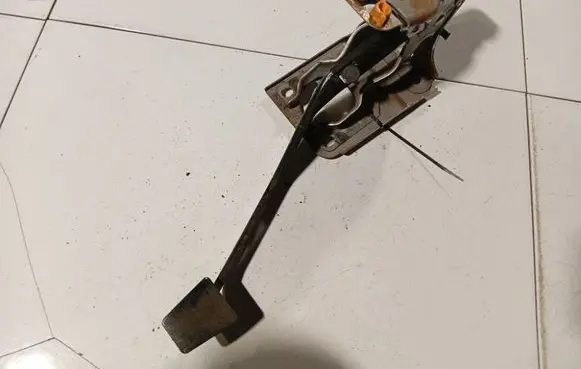 Mitsubishi Outlander Brake pedal 