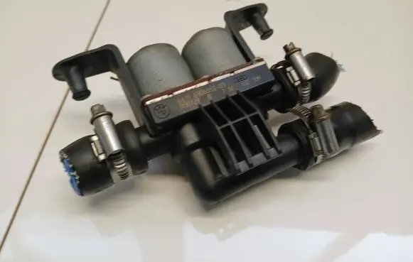BMW X5 E53 Coolant heater control valve 6906652 1147412159 050729