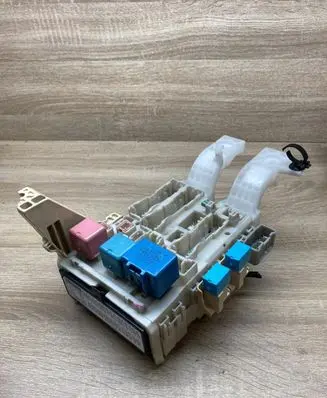 Toyota Yaris Fuse module 8273052700 7L240568