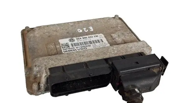 Volkswagen Golf V Engine control unit/module 06A906033EM