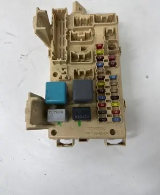 Toyota Avensis T250 Fuse module 82641CA030F 6200379016 03051712303001