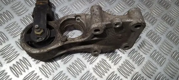 Peugeot 206 Engine mount bracket