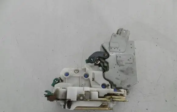 Nissan Primera Front door lock B3248