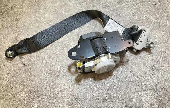 Nissan Leaf II (ZE1) Rear seatbelt 638265401D 00061117 106X090LH