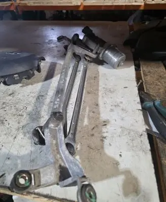 Front wiper linkage and motor